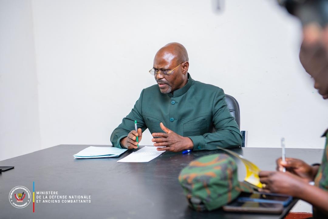 KONGO – CENTRAL: En visite d’inspection, Guy Kabombo tient un briefing de Commandement