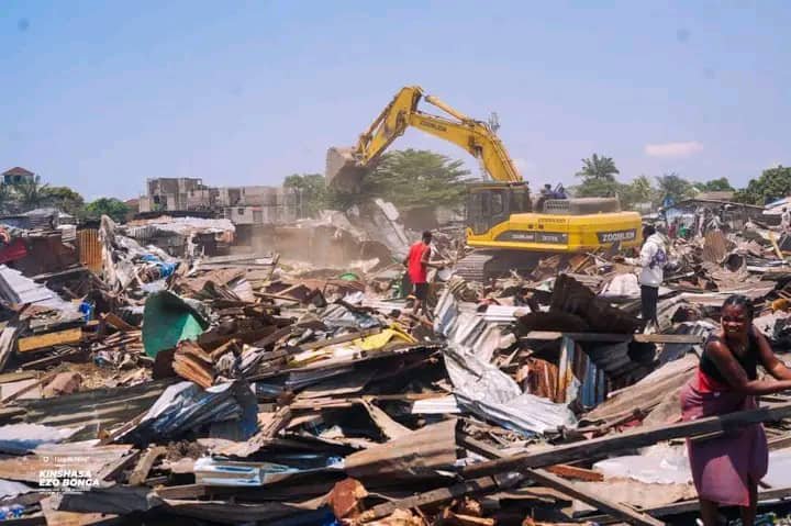 Pakadjuma : le Gouverneur Daniel Bumba lance une vaste opération de démolition pour relancer le train urbain et assainir Kinshasa