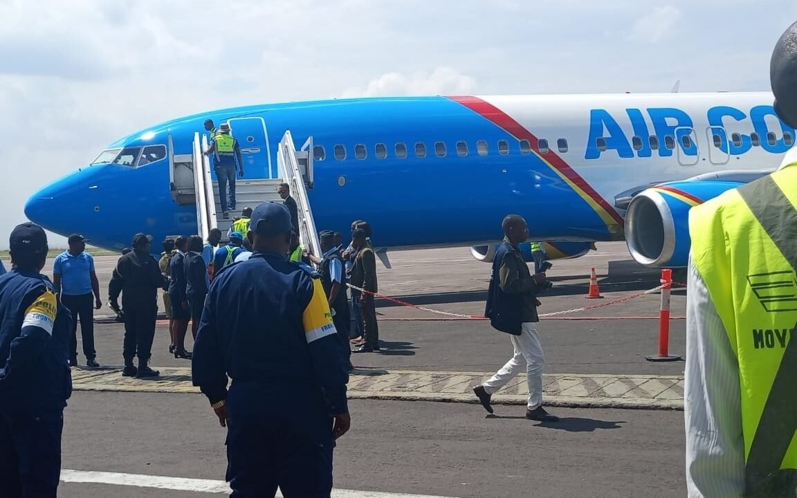 Transport aérien : le gouvernement lance la relance du pavillon national avec l’arrivée d’un Boeing 737 à Kinshasa