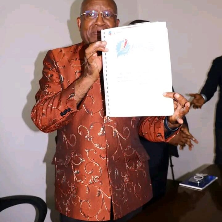 ANADEC : Le DG Godefroy Kizaba concrétise la mission de l’Agence avec la remise officielle des référentiels standards des entrepreneurs congolais