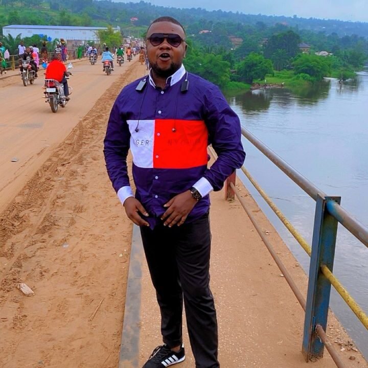 Kikwit : l’enquête de terrain du journaliste Jeancy Mwanafumu démonte les fausses rumeurs contre l’ANADEC et met en lumière les réformes du DG Godefroid Kizaba