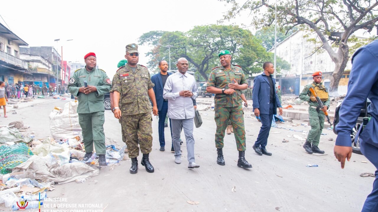 Kinshasa : Guy Kabombo inspecte les dispositifs sécuritaires au marché central