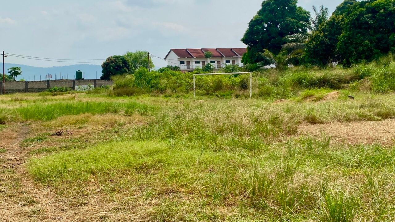 Maluku : un terrain de football abandonné prive les jeunes de Mangengenge d’un espace essentiel de loisirs