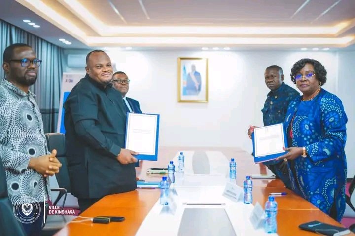 Kinshasa : Daniel Bumba et la RTNC scellent un accord pour la construction d’une gare routière stratégique à Mitendi