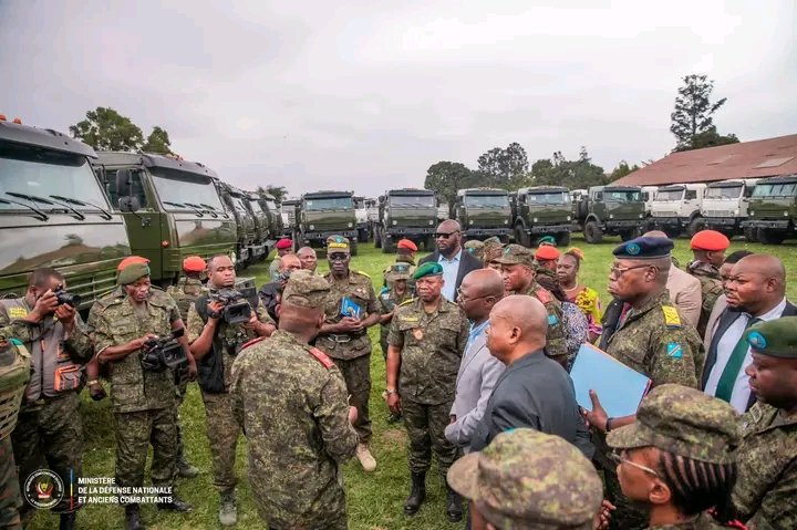 FARDC : GUY KABOMBO REMET UN LOT IMPORTANT DE CAMIONS KAMAZ ET PICK-UP POUR BOOSTER LA MOBILITÉ SUR LE TERRAIN