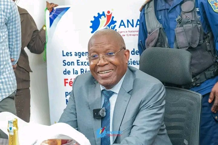 ON L’ATTAQUE SUR LES RÉSEAUX, IL FORME LA JEUNESSE SUR LE TERRAIN : QUI EST VRAIMENT GODEFROY KIZABA ?