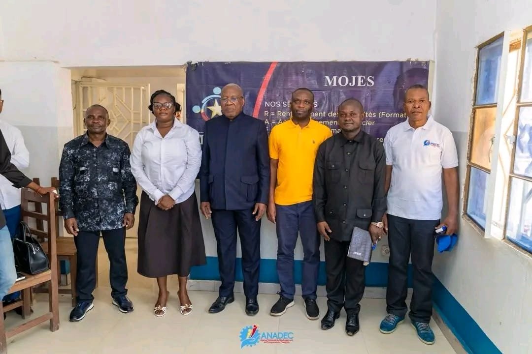 KANANGA : LE DG DE L’ANADEC, GODEFROY KIZABA, LANCE LA STRATÉGIE DU « FAIRE-FAIRE » AVEC MOJES POUR BOOSTER LES JEUNES ENTREPRENEURS