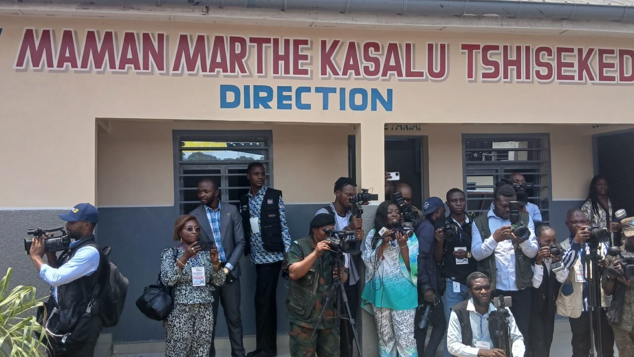 Camp Kokolo : le VPM Guy Kabombo inaugure le Complexe scolaire Maman Marthe Kasalu Tshisekedi en faveur des enfants des militaires