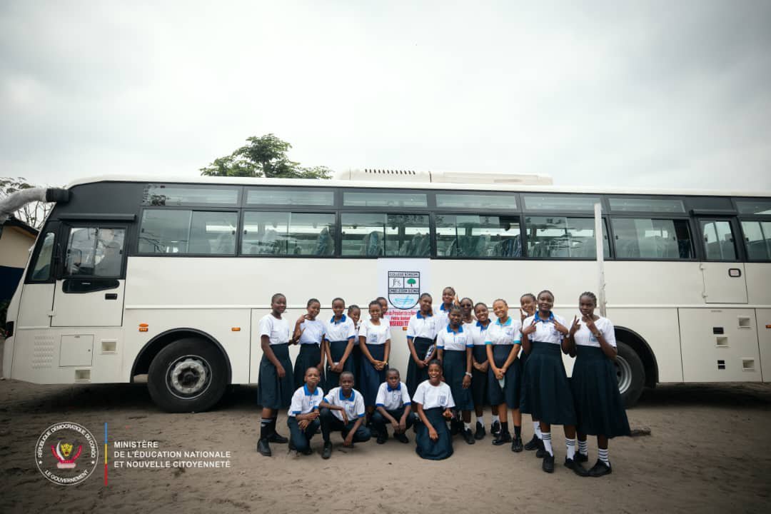 Kinshasa : Félix Tshisekedi tient parole au Collège Bonsomi avec la livraison de deux bus et le lancement imminent de grands travaux