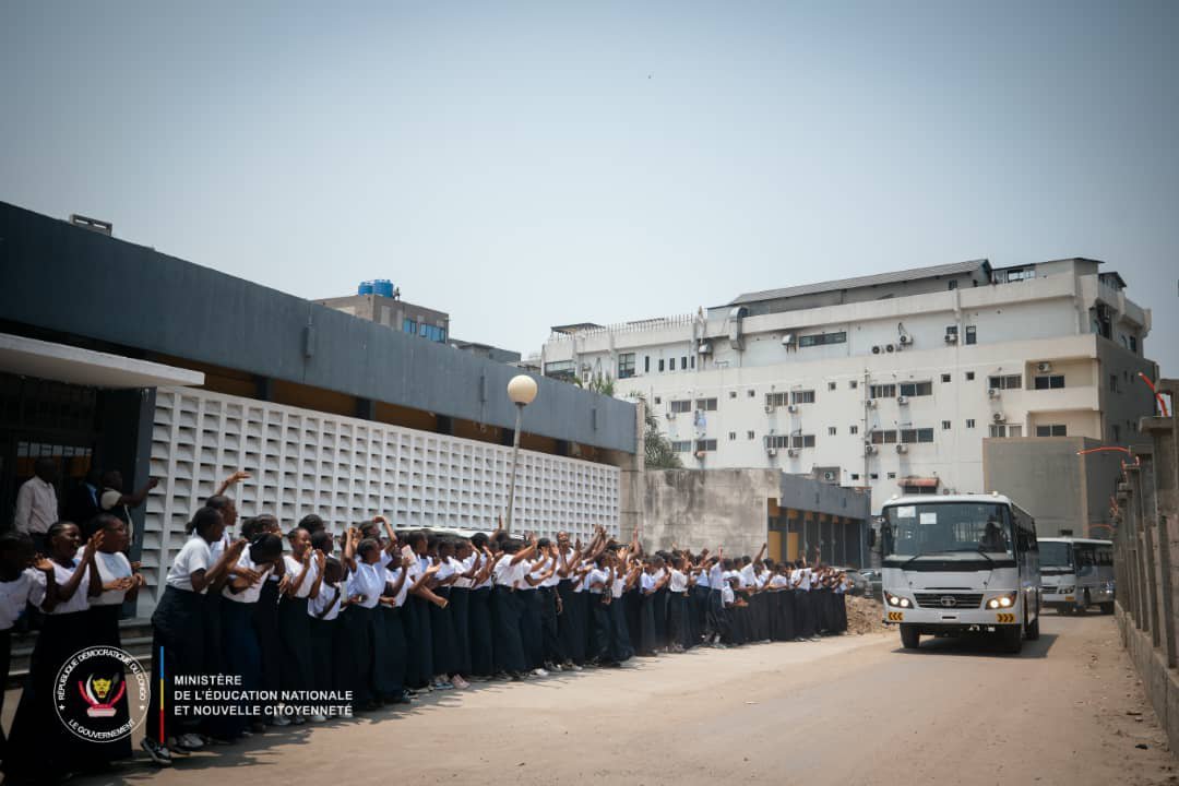 Félix Tshisekedi consolide la rentrée scolaire : bus et ordinateurs remis au Lycée Mgr Shaumba