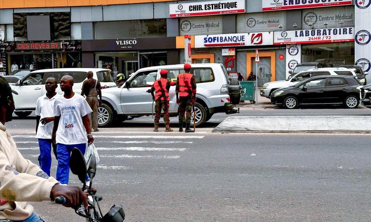 Kinshasa : Des faux agents du ministère des Transports accusés de rançonner les conducteurs sur le boulevard du 30 Juin