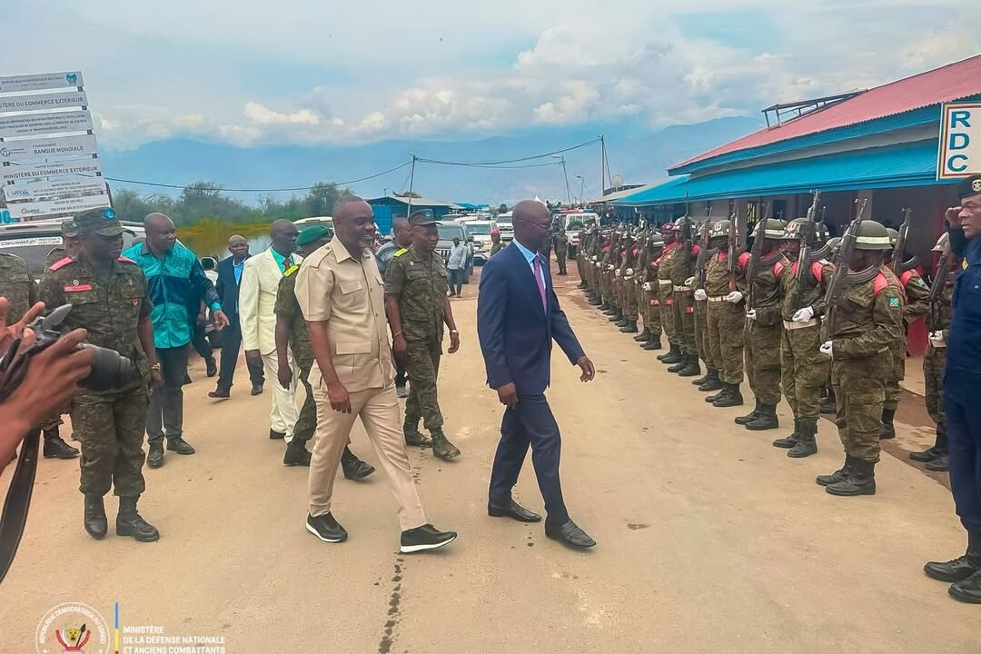 RDC : En visite inopinée à Uvira, le ministre de la Défense Guy Kabombo Muadiamvita au plus près des troupes dans le Sud-Kivu