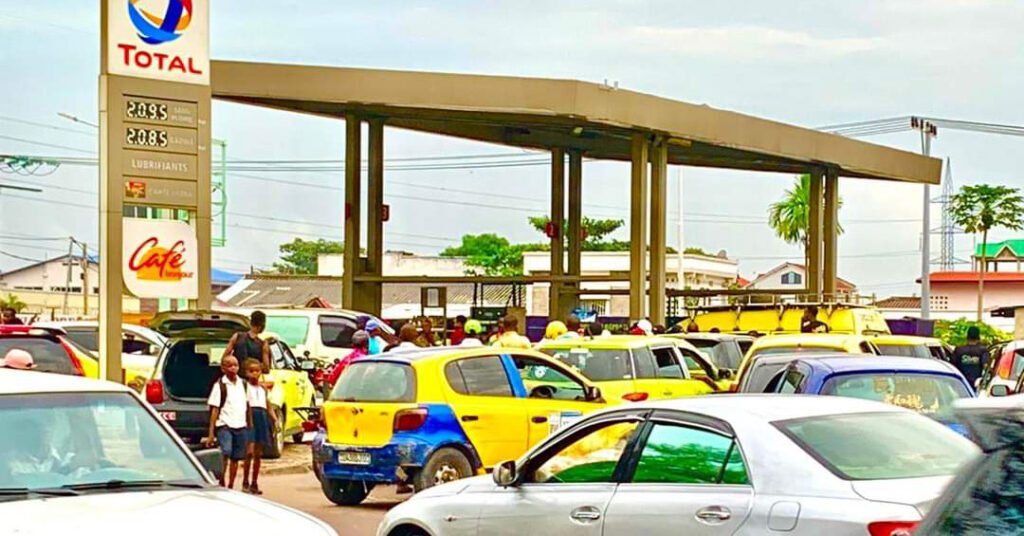 Kinshasa ne manque pas de carburant : le gouvernement pointe les embouteillages et renforce les livraisons nocturnes
