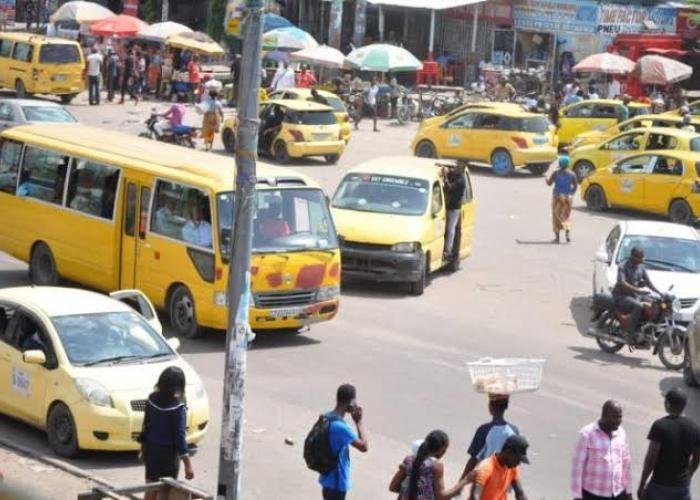 Kinshasa – Transports en commun : les chauffeurs de taxis et de taxis-bus continuent d’imposer leurs propres tarifs et trajets (constat)