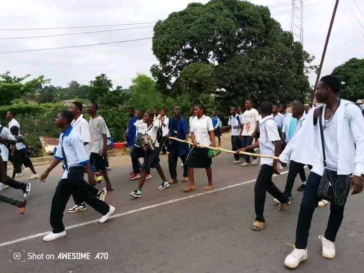 Kongo-Central : les élèves dans la rue de Luozi, les frais scolaires au cœur de la colère
