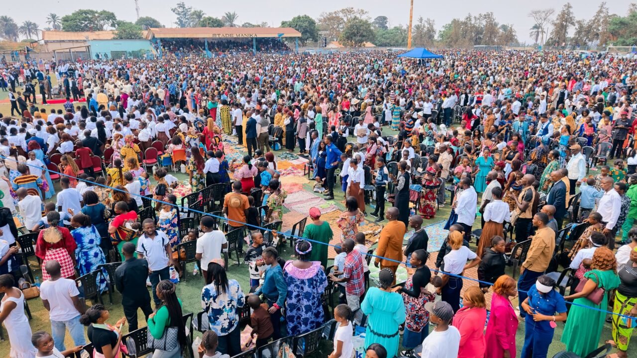 AU STADE MANIKA DE KOLWEZI : LE PROPHÈTE MULINDWA PRÊCHE LE CHRIST, LE PATRIOTISME ET LE VIVRE – ENSEMBLE