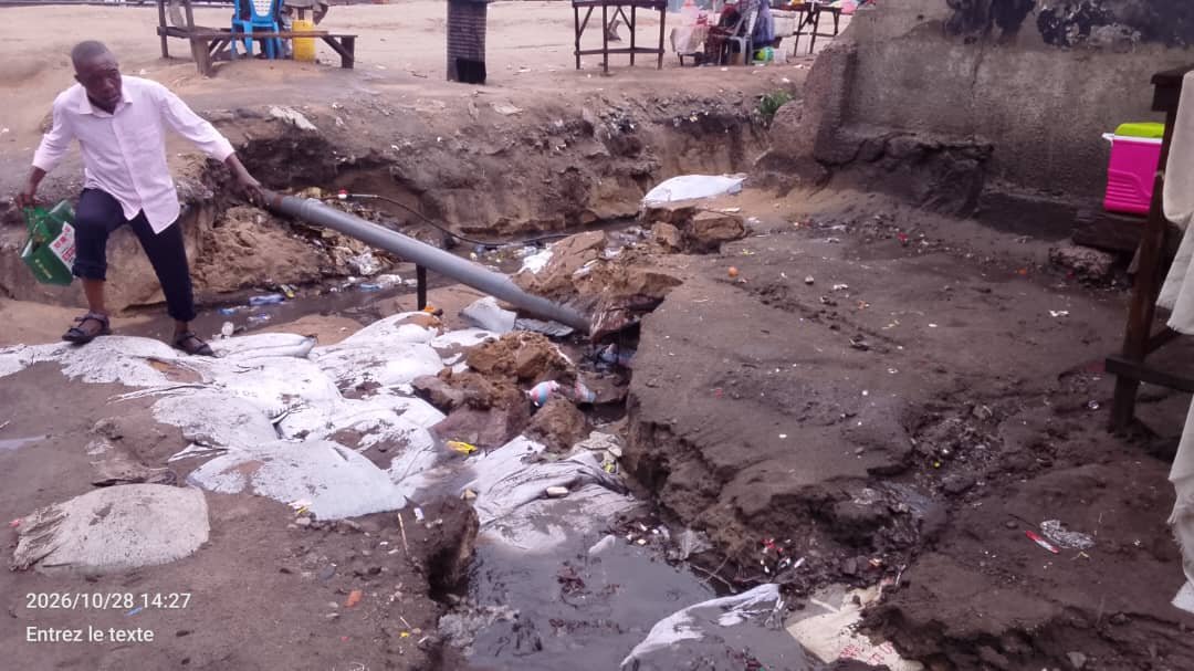 Kinshasa : à Masina Mapela, la pluie de ce mercredi ravive les craintes d’effondrement des habitations près du rail